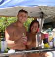 <p>Érica Oliveira e o filho Cléber, de 18 anos, são naturistas e frequentadores da praia do Abricó<br /> </p>  Foto: Erbs Jr. / Frame