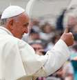 <p>Pape Francisco acena a caminho da Praça de São Pedro, no Vaticano</p>  Foto: Tony Gentile / Reuters