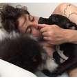 Chay aparece brincando com cãezinhos em foto publicada pela namorada Laura Neiva  Foto: @neivalaura / reprodução