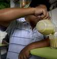 Os adeptos do suco dizem que é bom para muitas doenças  Foto: Daily Mail / Reprodução