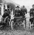 Louis Renault, ao centro, segura o volante do Voiturette, carro que ele criou e que deu origem a uma das maiores montadoras do mundo  Foto: Hulton Archive/Stringer / Getty Images