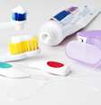 Normamente, o recomendado é usar o fio dental, seguido da escova e, por último, o enxaguante bucal  Foto: Natalia Gaak NWH / Shutterstock