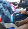 Pessoas aguardam longas horas na fila para pegar senha e visitar parentes e amigos no Complexo da Papuda, no Distrito Federal  Foto: Elza Fiúza / Agência Brasil