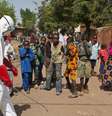 Crianças observam agente desinfetando local em Bamako, no Mali, dia 14 de novembro.  Foto: Joe Penney / Reuters