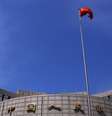 <p>Bandeira da China hasteada em frente à sede do banco central do país, em Pequim</p>  Foto: Petar Kujundzic / Reuters