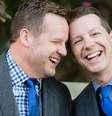 Sean Hayes e Sott Icenogle durante a cerimônia de casamento   Foto: Facebook / Reprodução 