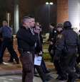 A polícia prendeu duas pessoas que estariam armadas durante protestos em Ferguson  Foto: JEWEL SAMAD / AFP