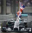 <p>Hamilton agitou bandeira britânica de dentro do carro</p>  Foto: Clive Mason / Getty Images 