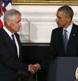 <p>O presidente dos EUA, Barack Obama (direita), cumprimenta o secretário de Defesa, Chuck Hagel, após anunciar a renúncia de Hagel, em Washington, nos EUA, nesta segunda-feira</p>  Foto: Larry Downing / Reuters