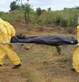 <p>Profissionais de sa&uacute;de levam o corpo de pessoa que morreu devido ao v&iacute;rus ebola em Fretown, Serra Leoa, em 21 de outubro</p>  Foto: Josephus Olu-Mamma / Reuters