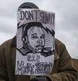 Hombre con imagen de Michael Brown  Foto: BBC Mundo / Copyright