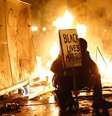 Manifestante participa de protesto contra a decisão da Justiça no caso de Ferguson de não indiciar um policial que matou a tiros um jovem negro, em Oakland, na Califórnia, Estados Unidos, nesta segunda-feira. 25/11/2014  Foto: Stephen Lam / Reuters