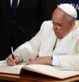 <p>Papa Francisco assina livro em cerim&ocirc;nia no Parlamento Europeu em Estrasburgo, na ter&ccedil;a-feira.</p>  Foto: Christophe Karaba / Reuters