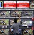 <p>Funcionário mostra TV a cliente em uma loja de Ingolstadt, no sul da Alemanha</p>  Foto: Michaela Rehle / Reuters