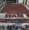 <p>Estudantes se re&uacute;nem para quebrar o recorde mundial de&nbsp;maior encontro de elfos de Natal, em um shopping center no centro de Bangkok, em&nbsp;25 de novembro</p>  Foto: Chaiwat Subprasom / Reuters