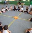 No Colégio Positivo - Jardim Ambiental, a turma do 1º ano do ensino fundamental participou de um projeto de resgate de brincadeiras antigas, como a lenço   Foto: Divulgação  Colégio Positivo - Jardim Ambiental