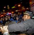 Em Nova York, a polícia enfrentou centenas de manifestantes que fecharam pontes e ruas   Foto: Brendan McDermid / Reuters