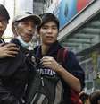 Joshua Wong (esquerda) e Lester Shum (direita) são líderes estudantis e foram presos nesta quarta-feira  Foto: Liau Chung-ren  / Reuters