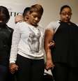 A mãe de Michael Brown (centro) faz oração com familiares de outros negros mortos pela violência policial   Foto: Shannon Stapleton  / Reuters