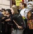 Los Angeles enfrentou distúrbios entre polícia e manifestantes   Foto: Lucy Nicholson / Reuters