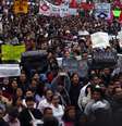 <p>Milhares de pessoas marcham pelas ruas da Cidade do M&eacute;xico, em 20 de novembro, para exigir que o Governo encontre os 43 estudantes desaparecidos em Guerrero &nbsp;</p>  Foto: Moisés Castillo / AP