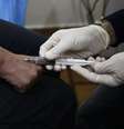 <p>Usu&aacute;rio de drogas retira amostra de sangue para teste de HIV em uma cl&iacute;nica. 25/11/2013.</p>  Foto: Yorgos Karahalis / Reuters