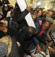 <p>Promoções da Black Friday faz consumidores disputarem espaço e produtos em lojas no Brasil e no mundo</p>  Foto: Reprodução