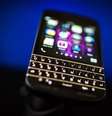 Um Blackberry Q10 com teclado "QWERTY" sendo exibido em evento em Toronto. 09/04/2014  Foto: Mark Blinch / Reuters
