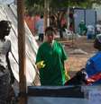 Profissionais de saúde em centro para tratamento de Ebola em Bamako. 13/11/2014  Foto: Joe Penney / Reuters