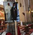 <p>Mulher reza perto de cartaz com fotos do Papa Francisco e do patricarca Bartolomeu em igreja cat&oacute;lica no centro de Istambul</p>  Foto: Murad Sezer / Reuters