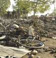 <p>Policiais vigiam os restos deixados pela explos&atilde;o na mesquita de Kano, nesta sexta-feira</p><p>&nbsp;</p>  Foto: Muhammed Giginyu / AP