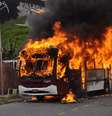 Ônibus incendiado na Avenida Felipe Carrillo Puerto, na região do Capão Redondo, zona sul de São Paulo, na manhã deste sábado (29/11)  Foto: Daniel Dantas / Futura Press