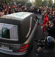 Carro fúnebre com o corpo de Roberto Bolaños chega à sede da Televisa  Foto: Marco Ugarte / AP