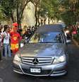 <p>F&atilde;s cercam carro que carrega caix&atilde;o de Bola&ntilde;os em sua chegada &agrave; Cidade do M&eacute;xico</p>  Foto: Mario Guzmán / EFE