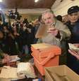 O presidente do Uruguai, José Mujica, vota em Montevidéu; uruguaios vão às urnas neste domingo (30/11) para decidirem quem será o próximo presidente  Foto: Carlos Pazos / Reuters