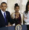 <p>Sasha e Malia pareciam aborrecidas no discurso do pai, Barack Obama, durante o &nbsp;Dia de A&ccedil;&atilde;o de Gra&ccedil;as, na Casa Branca, em 26 de novembro</p>  Foto: Gary CameronI / Reuters