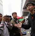 <p>"Hoje nós estamos prontos a pagar o preço, estamos prontos para assumir a responsabilidade", escreveram os estudantes no Facebook. na foto, Joshua Wong.</p>  Foto: Tyrone Siu / Reuters