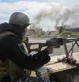 <p>Um membro das for&ccedil;as de seguran&ccedil;a iraquianas manuseia uma arma&nbsp;ap&oacute;s tomar o controle de Saadiya, na prov&iacute;ncia de Diyala, dos&nbsp;militantes do Estado Isl&acirc;mico, em 24 de novembro</p>  Foto: Reuters