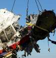 <p>Destro&ccedil;os do voo MH17, da Malaysia Airlines, s&atilde;o retirados ap&oacute;s acidente perto da cidade de Grabovo, regi&atilde;o de Donetsk</p>  Foto: Antonio Bronic / Reuters