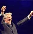 <p>Presidente eleito do Uruguai, Tabaré Vázquez, comemora sua vitória durante um comício em Montevidéu</p>  Foto: Carlos Pazos / Reuters