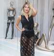 Giovanna Ewbank escolheu um look que incluiu sutiã à mostra e saia transparente para ir à inauguração da loja de lingerie Darling Concept Store, em São Paulo, nesta terça-feira (2)  Foto: Paduardo / AgNews