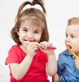 As crianças têm habilidades motoras para escovar os dentes a partir dos 7/8 anos. Entretanto, a idade certa para os treinos de independência é a partir dos 3 anos  Foto: bokan / Shutterstock