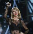 Taylor Swift durante desfile da Victoria's Secret   Foto: Reuters