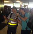<p>Na entrada, foi tietado por fãs, entre eles um policial</p>  Foto: Fernando Diniz / Terra