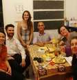 <p>Grupo que acolhe G. dentro de suas casas. Da esquerda para direita: Thalita Mota, Wil Schmaltz, Belisa Bagiani, Caue Matos, Ana Cristina Campos e Luciana Sodré Cardoso</p>  Foto: Facebook / Reprodução