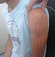 Jonathan tem uma machadinha tatuada no braço  Foto: Polícia Civil / Divulgação