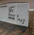 <p>Pichação na sede do Psol com o símbolo nazista e frase de ameaça</p>  Foto: Chico Siqueira / Especial para Terra