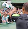 Alex deu autógrafos a torcedores em último treino pelo Coritiba  Foto: Site do Coritiba / Divulgação