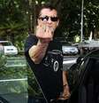 Phil Rudd mostra o dedo para fotógrafo em saída de tribunal   Foto: Joel Ford / Getty Images 