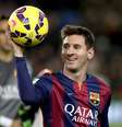 Messi leva a bola do jogo após marcar três gols no clássico contra o Espanyol  Foto: Alberto Estévez / EFE